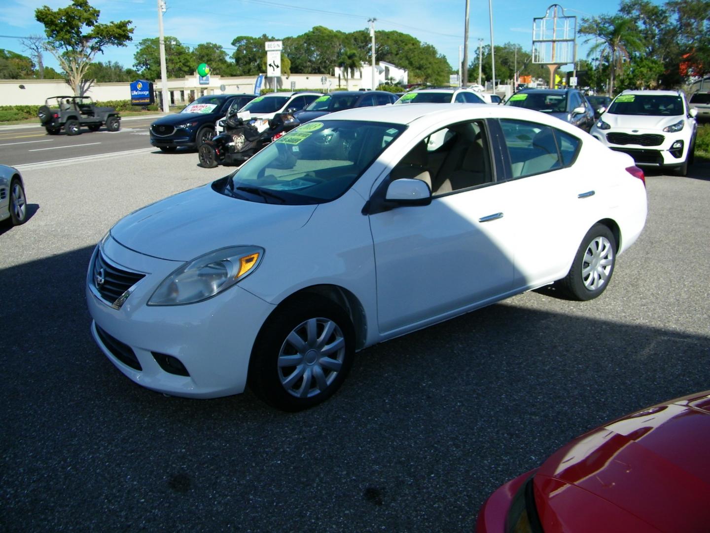 2012 White /Black Nissan Versa SV (3N1CN7AP3CL) with an L4, 1.6L engine, Automatic transmission, located at 4000 Bee Ridge Road, Sarasota, FL, 34233, (941) 926-0300, 27.298664, -82.489151 - Photo#0